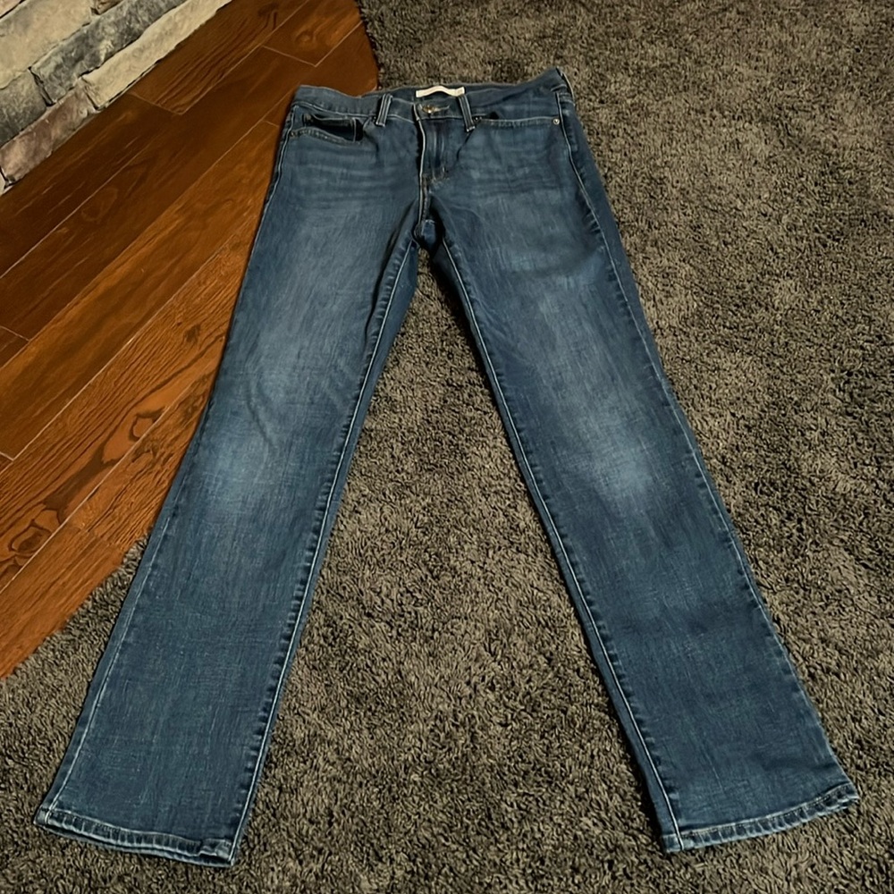 Women’s Levi slimming straight jeans